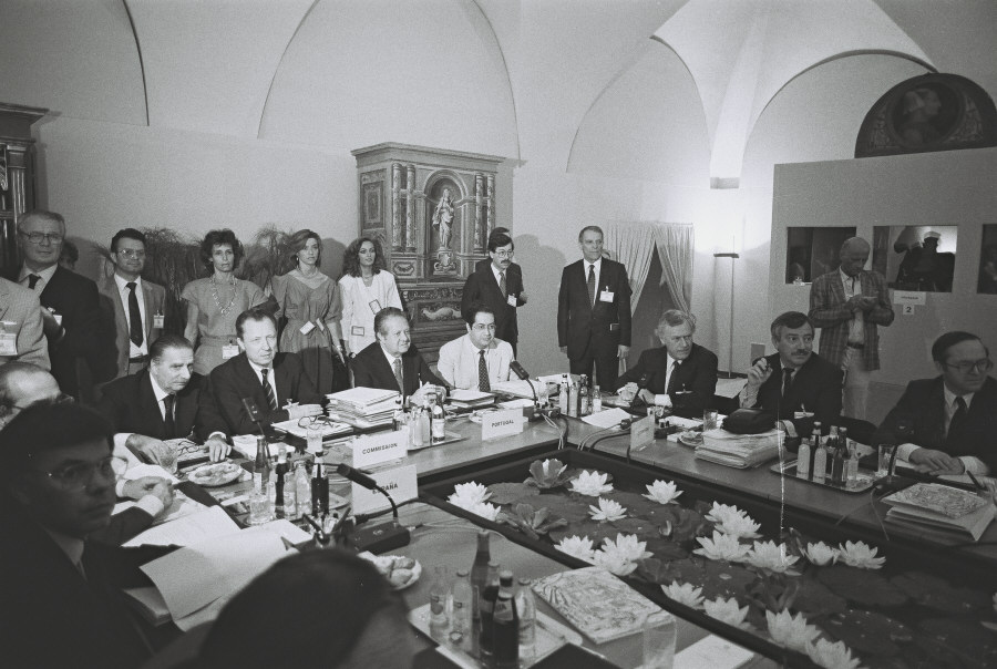 Under topmødet i Milano. På højre side af bordet ses Poul Schlüter, dansk statsminister, Uffe Ellemann-Jensen, dansk udenrigsminister, og Wilfried Martens, Belgiens premierminister.