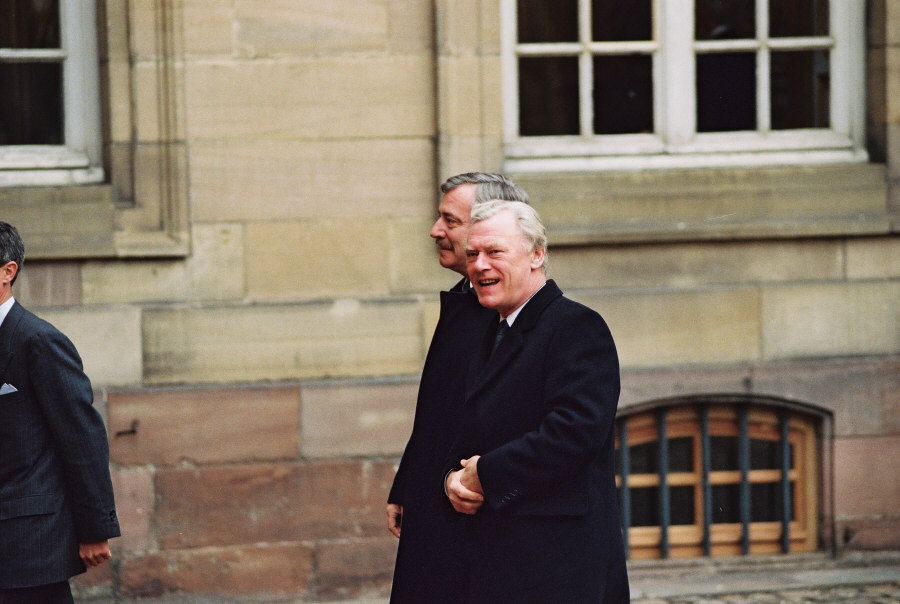Den danske udenrigsminister, Uffe Ellemann-Jensen, og  den danske statsminister, Poul Schlüter, ankommer til topmødet. 