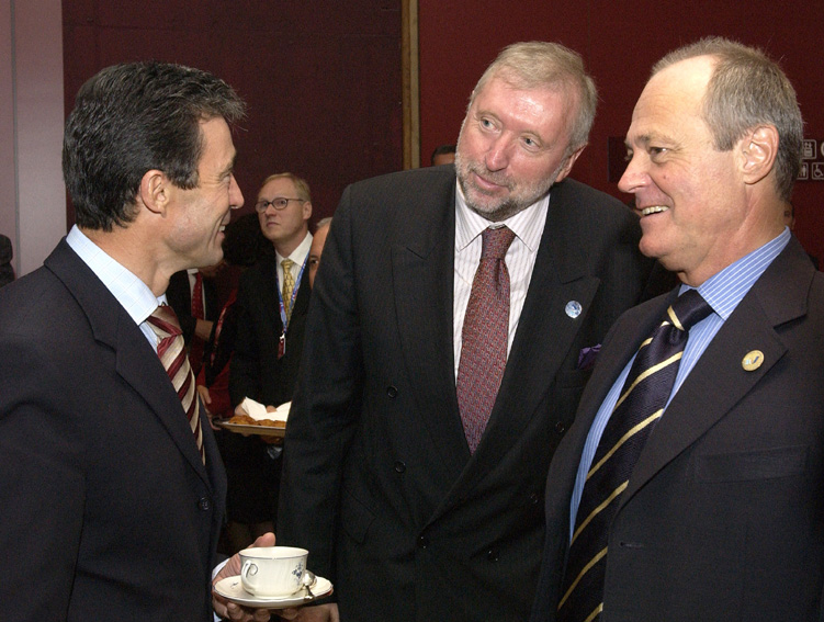 Den danske statsminister, Anders Fogh Rasmussen, taler med den slovenske udenrigsminister, Dimitrij Rupel, og den ungarske premierminister Péter Medgyessy.