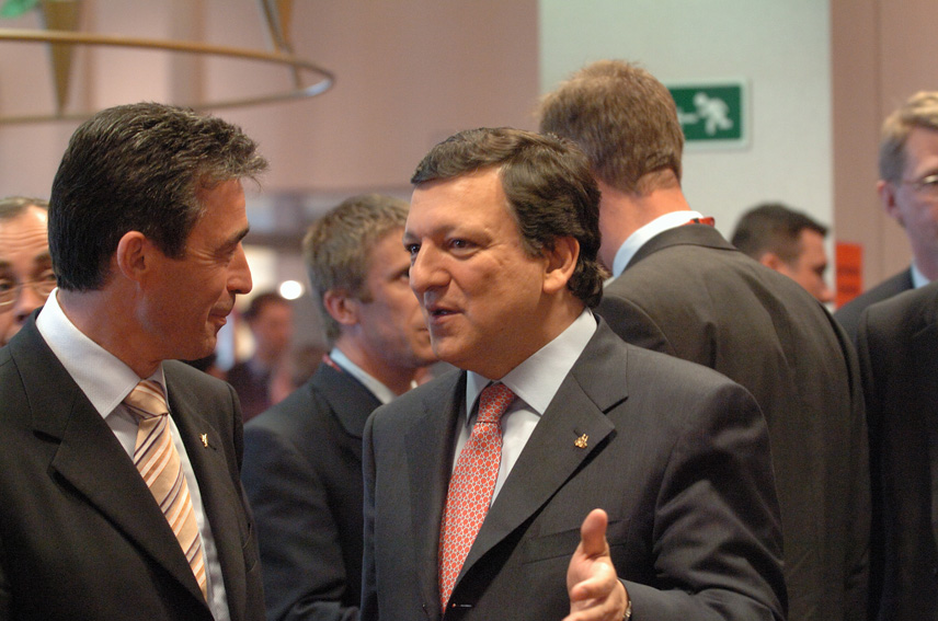 Den danske statsminister, Anders Fogh Rasmussen, taler med formanden for Europa-Kommissionen, José Manuel Barroso, til EU-topmødet. 