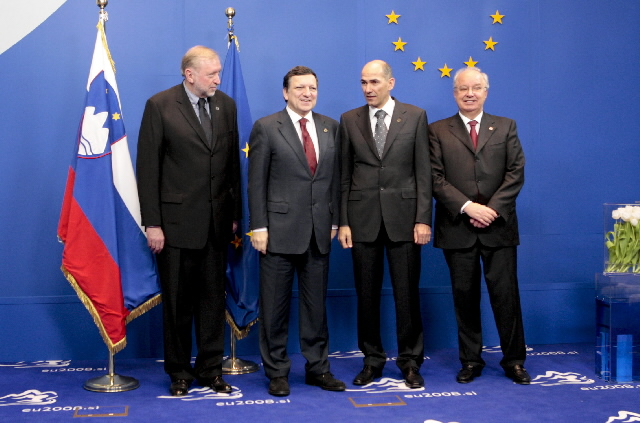 Dimitrij Rupel, sloveniens udenrigsminister, José Manuel Barroso, formanden for Europa-Kommissionen, Janez Janša, sloveniens premierminister og Andrej Bajuk, sloveniens finansminister. 