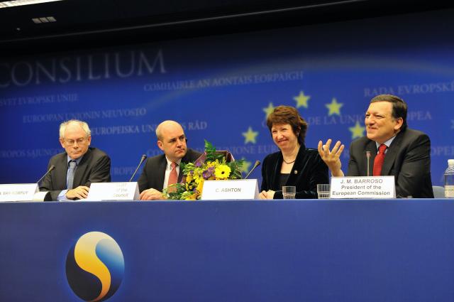 Fra venstre ses formanden for Det Europæiske Råd, Herman Van Rompuy, den svenske statsminister, Fredrik Reinfeldt, EU's udenrigsrepræsentant, Catherine Ashton, og formanden for Europa-Kommissionen, José Manuel Barroso.