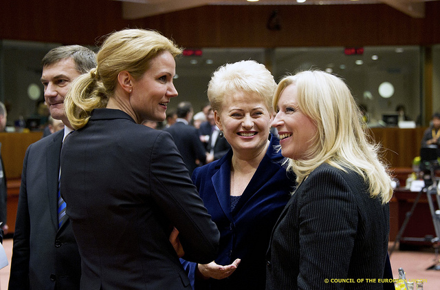 Danske statminister Helle Thorning-Schmidt taler med den litauiske præsident Dalia Grybauskaitè og premierministeren Iveta Radicova fra Slovakiet.