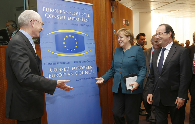 EU's faste formand, Herman Van Rompuy, byder den tyske forbundskansler, Angela Merkel, og den franske præsident, François Hollande, velkommen.
