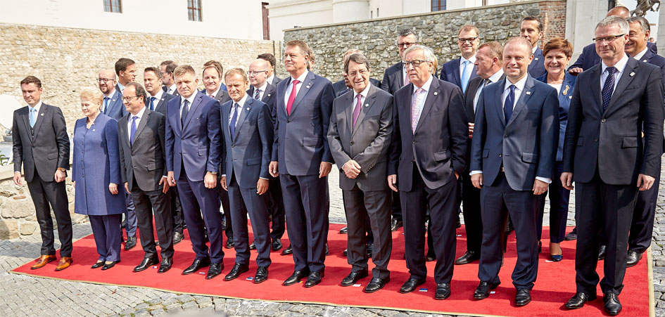 Familiefoto af stats- og regeringscheferne fra de 27 EU-lande til uformelt EU-topmøde i Bratislava