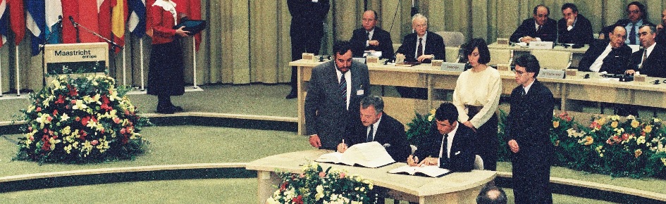 To mænd skriver under på Maastricht-traktaten