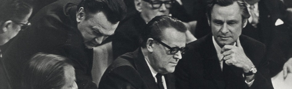 Billedet viser Danmarks udenrigsminister Ivar Norgaard, statsminister Jens Otto Krag og økonomisekretær Jens Otto Christensen underskriver for Danmark tiltrædelsestraktaten i Bruxelles.